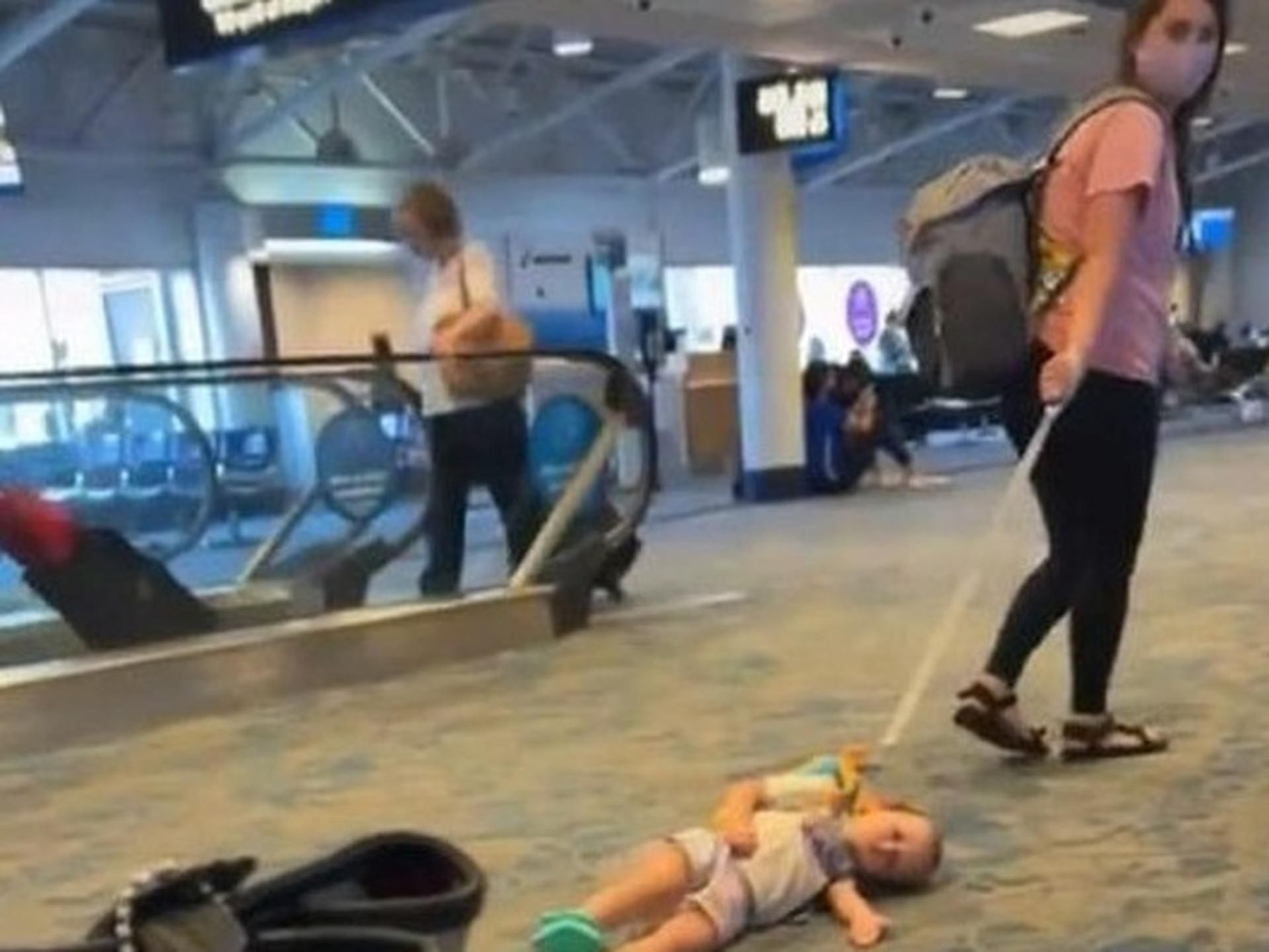 W taki sposób trzymała dziecko