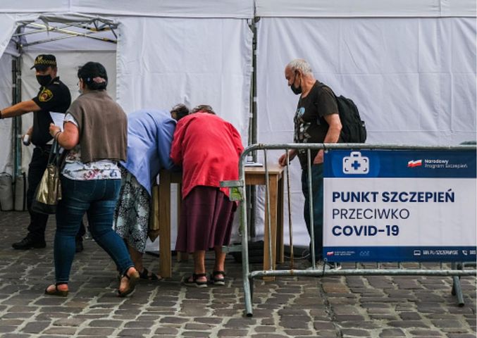 Nie wszystkie osoby powinny przyjąć trzecią dawkę szczepionki na COVID-19. Komu wystarczą dwie?