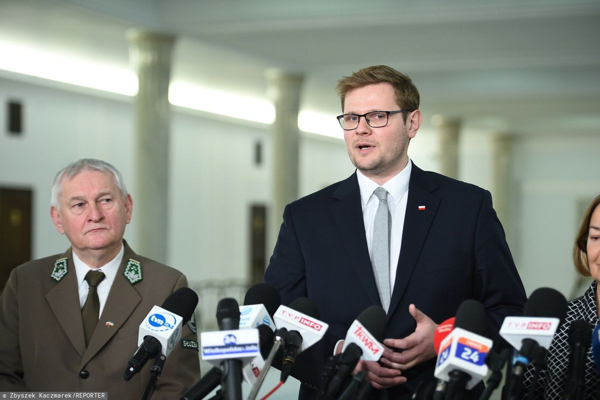 Lasami Państwowymi za rządów PiS kierował Józef Kubica, polityk Suwerennej Polski. W jego obronie zawsze stał były wiceminister sprawiedliwości, jeden z liderów Suwerennej Polski Michał Woś