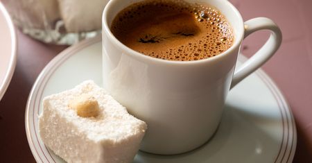 Oto sekret szczupłych sylwetek Greczynek. Piją kawę z dodatkiem, który pobudza jelita