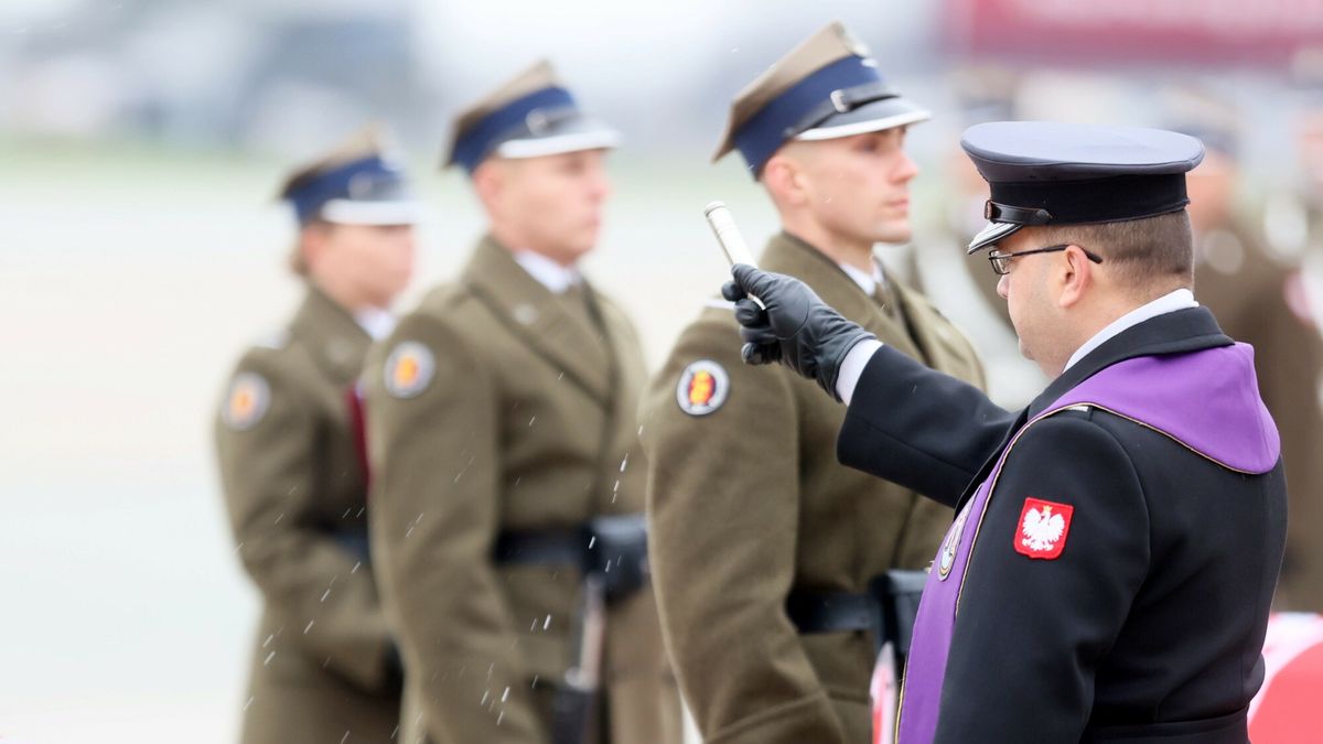 Szcz?tki Prezydent�w RP na uchod?stwie wr�ci?y do Polski
Fot. Wojciech Olkusnik/East News, Warszawa, 12.11.2022. Uroczystosc sprowadzenia do Polski szczatkow trzech Prezydentow RP na uchodzstwie  -  Wladys?awa Raczkiewicza, Augusta Zaleskiego i Stanislawa Ostrowskiego, na terenie Wojskowego Portu Lotniczego w Warszawie. Prezydenci zostana pochowani w nowopowstalym Mauzoleum w Swiatyni Opatrznosci Bozej.
Wojciech Olkusnik