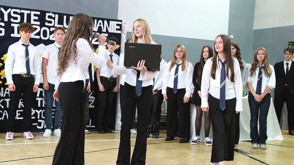 Ślubowanie pierwszych klas w V LO z Oddziałami Dwujęzycznymi im. Kanclerza Jana Zamoyskiego w Dąbrowie Górniczej