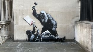 Nowy mural Banksy'ego z sędzią. Praca została zasłonięta i obstawiona strażnikami