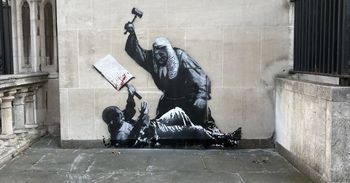 Nowy mural Banksy'ego z sędzią. Praca została zasłonięta i obstawiona strażnikami
