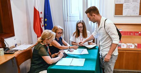 Wybory prezydenckie 2025 za granicą. Do której można głosować i kiedy głosowanie po godzinie 21.00?