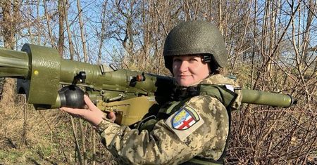 Przedszkolanka z wyrzutnią. Spektakularny strzał utrwalony na filmie