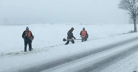 Zima drogowcom niestraszna. Kosili trawę, która była przykryta śniegiem