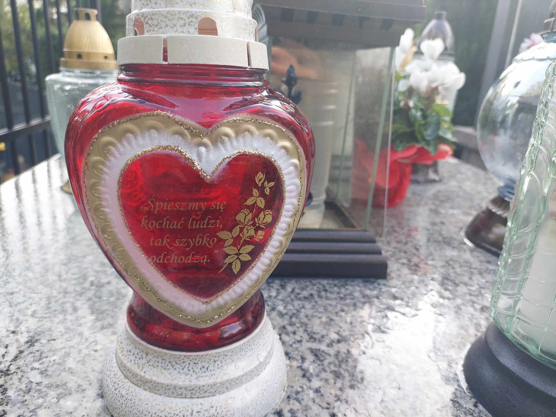 Na jednym ze zniczy słowa ks. Twardowskiego