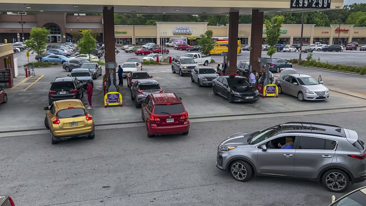 Ogromne kolejki na stację paliw w Decatur, w stanie Georgia. Obywatele Stanów Zjednoczonych wykupują benzynę na pniu po ataku cybernetycznym na największego operatora rurociągów w kraju.