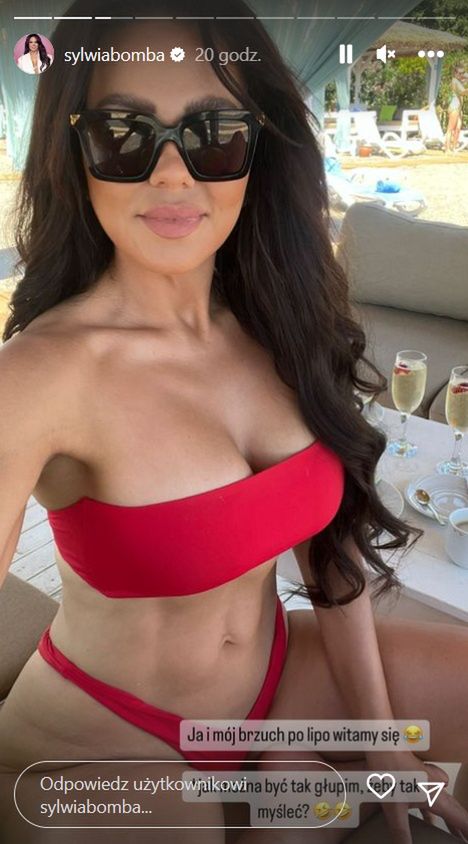 Sylwia Bomba pokazuje płaski brzuch i żartuje, że wakacyjna fastfoodowa dieta nie ma na niego wpływu