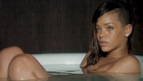Rihanna BEZ MAKIJAŻU w nowym teledysku!