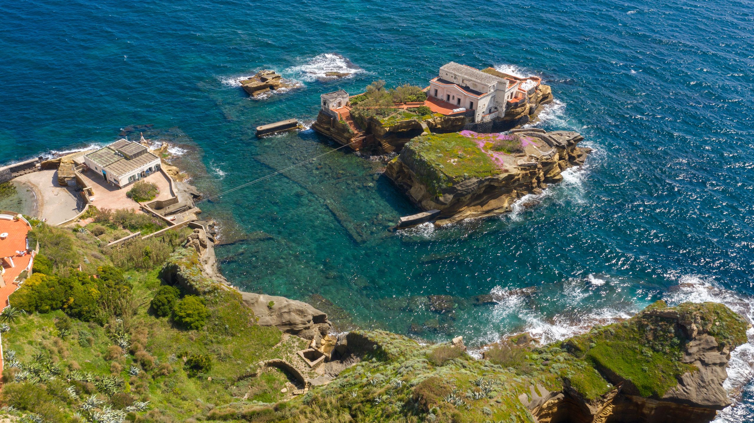 Na wyspie stoi wciąż opuszczona willa