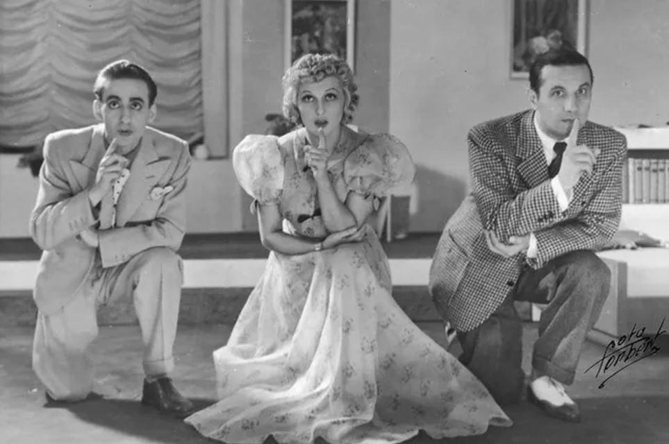 Benita dość często zmieniała obiekt swoich uczuć. Jednym z jej wybranków był aktor Wojciech Ruszkowski (z prawej). Zdjęcie z przedstawienia "Odrobina miłości" (1938)