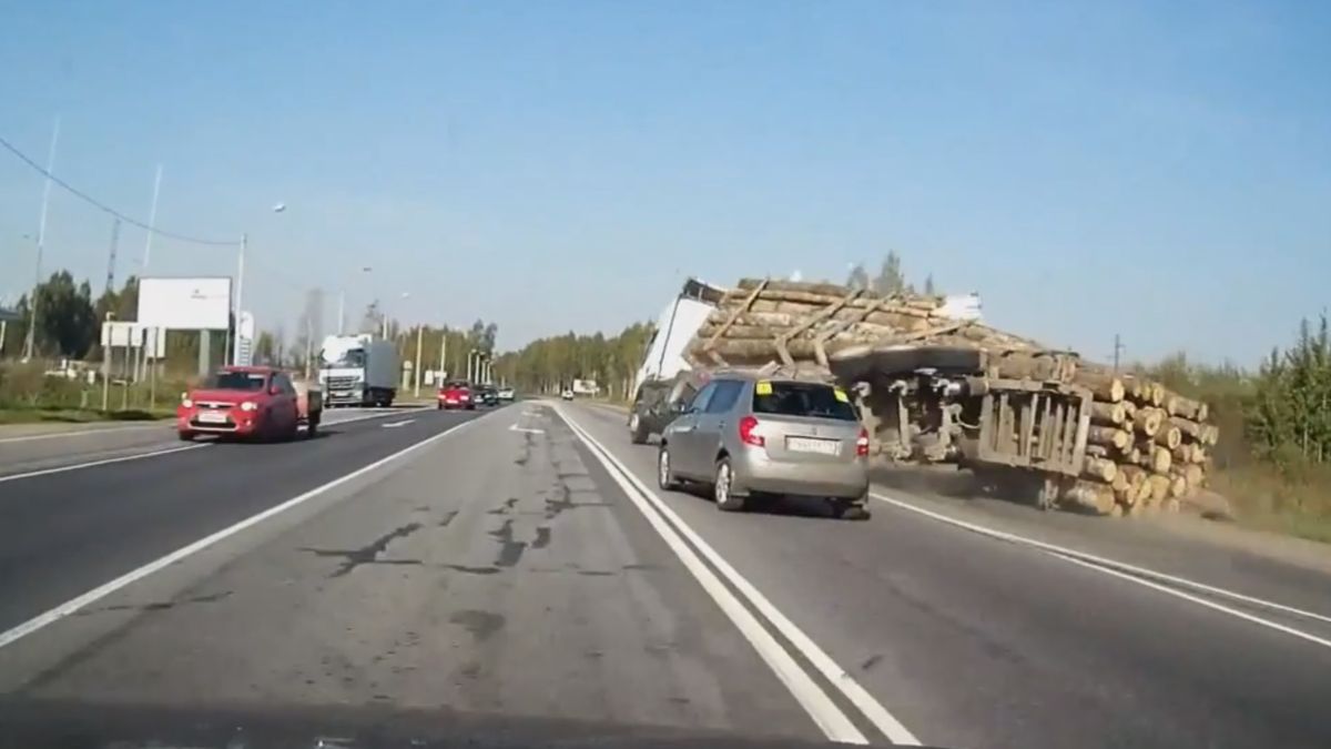 Jak Fabią wywrócić ciężarówkę z drewnem? 1