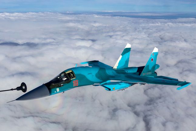 Rosyjski samolot uderzeniowy Su-34. W kadrze widoczny koniec przewodu paliwowego z latającej cysterny