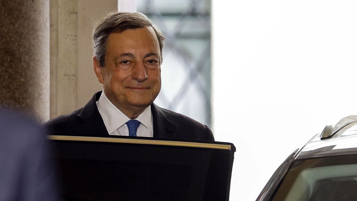 Italian Prime Minister Mario Draghi leaves Giustiniani palace after communicating his resignation to the President of the Senate Casellati, in Rome, Italy, 21 July 2022. The Italian president has acceprted Prime Minister Draghi's resignation. The previous day, three parties in Draghi's ruling coalition failed to take part in a confidence vote in the Senate on a resolution backing Premier Draghi. The previous week, Italian President Mattarella refused to accept Draghi's resignations following the failure of ruling coalition partner M5S to back the government in a confidence vote. EPA/FABIO FRUSTACI Dostawca: PAP/EPA.