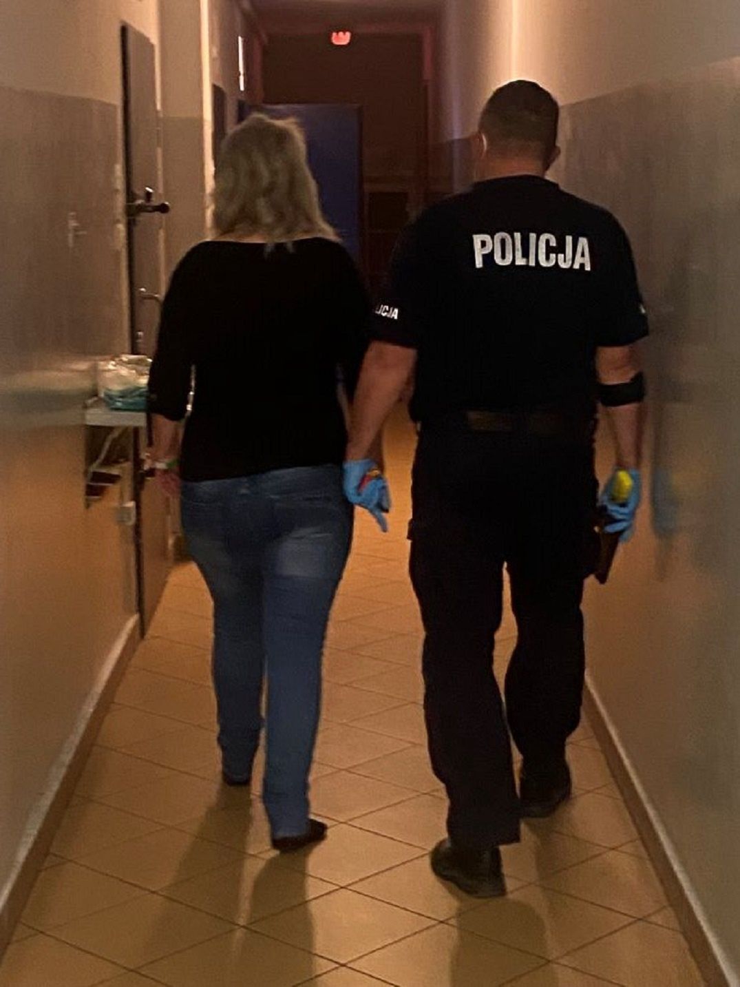 Z powodu braku maseczki agresywna 29-letnia gdynianka pobiła seniorkę, a innej kobiecie zniszczyła okularyFot. Komenda Miejskiej Policji w Gdyni.