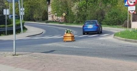 Makabryczna wpadka. Zgubili trumnę na drodze