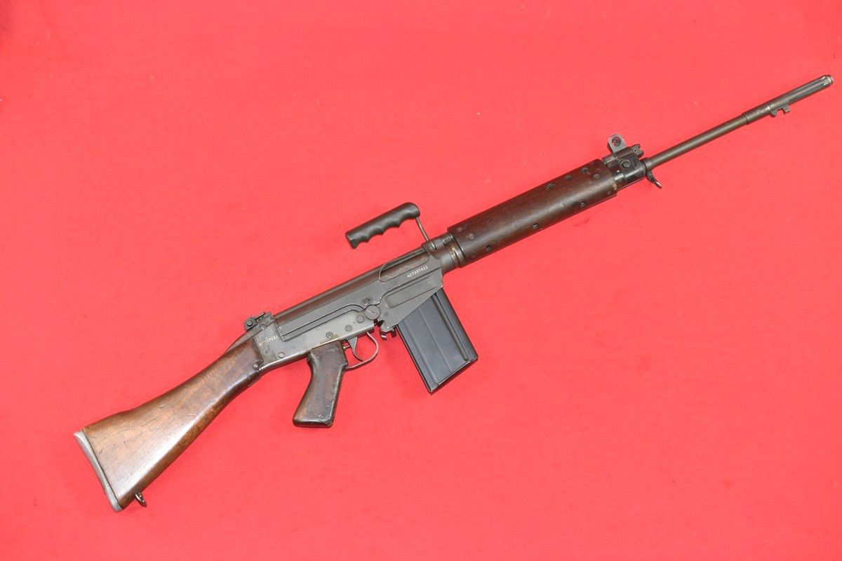 L1A1 (FN FAL) w całej okazałości. Celność bardzo dobrej jakościowo reprodukcji FN FAL od DSA w postaci karabinu SA58. Karabin realnie umożliwia skuteczne zwalczanie celów na dystansie do około 600/700 m, ale to już przy zastosowaniu celownika optycznego, ponieważ mechaniczne przyrządy celownicze nie należą do najlepszych.