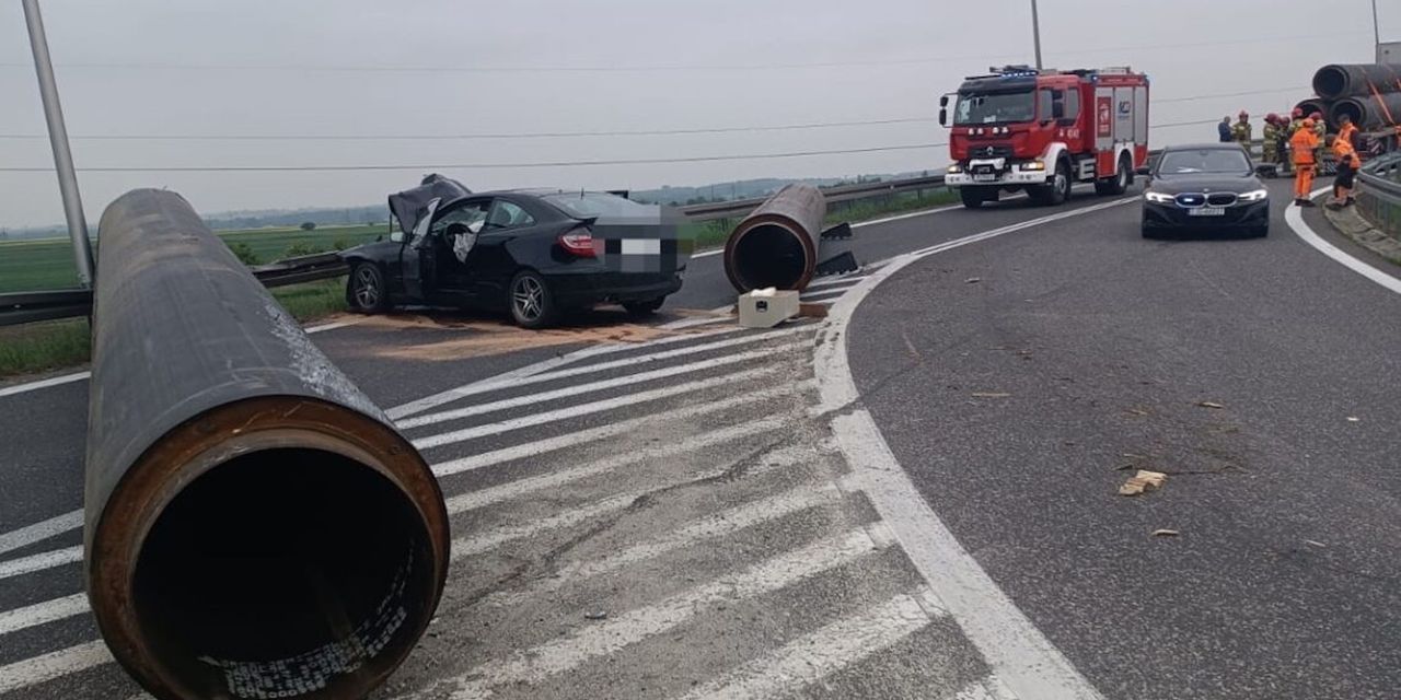 Groźny wypadek na DK78. Stalowe rury spadły na osobówkę