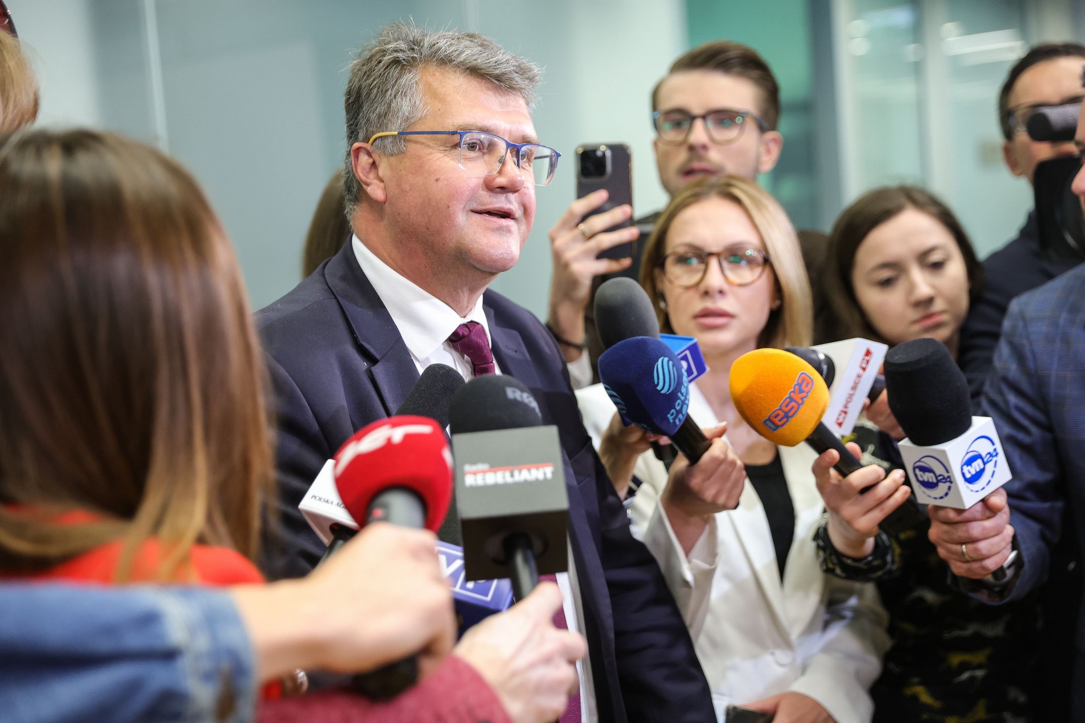 Warszawa, 14.05.2024. Wezwany w charakterze świadka, były wiceminister spraw wewnętrznych i administracji Maciej Wąsik (C) rozmawia z dziennikarzami przed posiedzeniem sejmowej komisji śledczej ds. afery wizowej, 14 bm. w Sejmie w Warszawie. (mr) PAP/Rafał Guz
