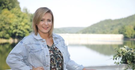 Aneta Zając pozuje z przystojnym mężczyzną. Łączy ich głębokie uczucie