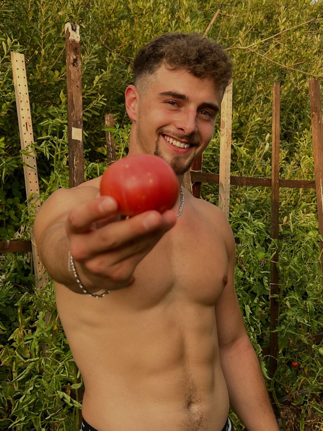 Jakub Zdrójkowski chętnie pozuje bez koszulki