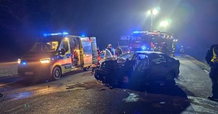 Zjechał ze swojego pasa, zderzył się czołowo z ciężarówką. Tragiczny wypadek niedaleko Piask, nie żyje kierowca opla