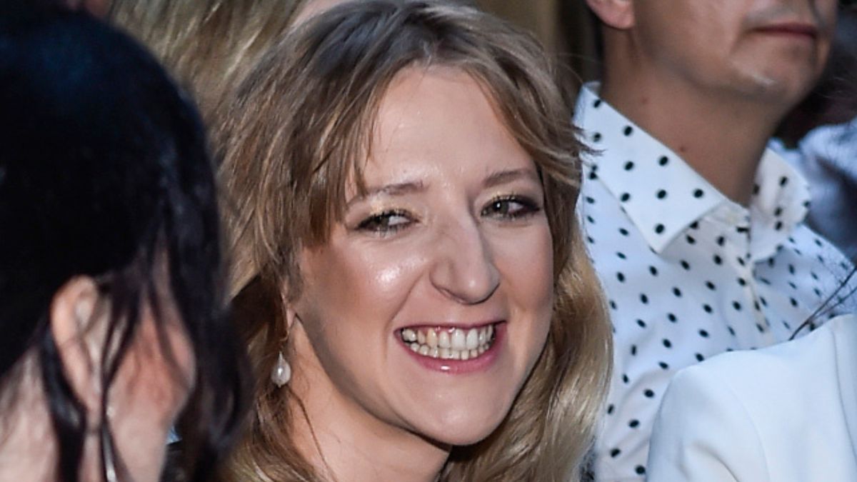 Lara Gessler wyłania się z jeziora w ciążowej sesji