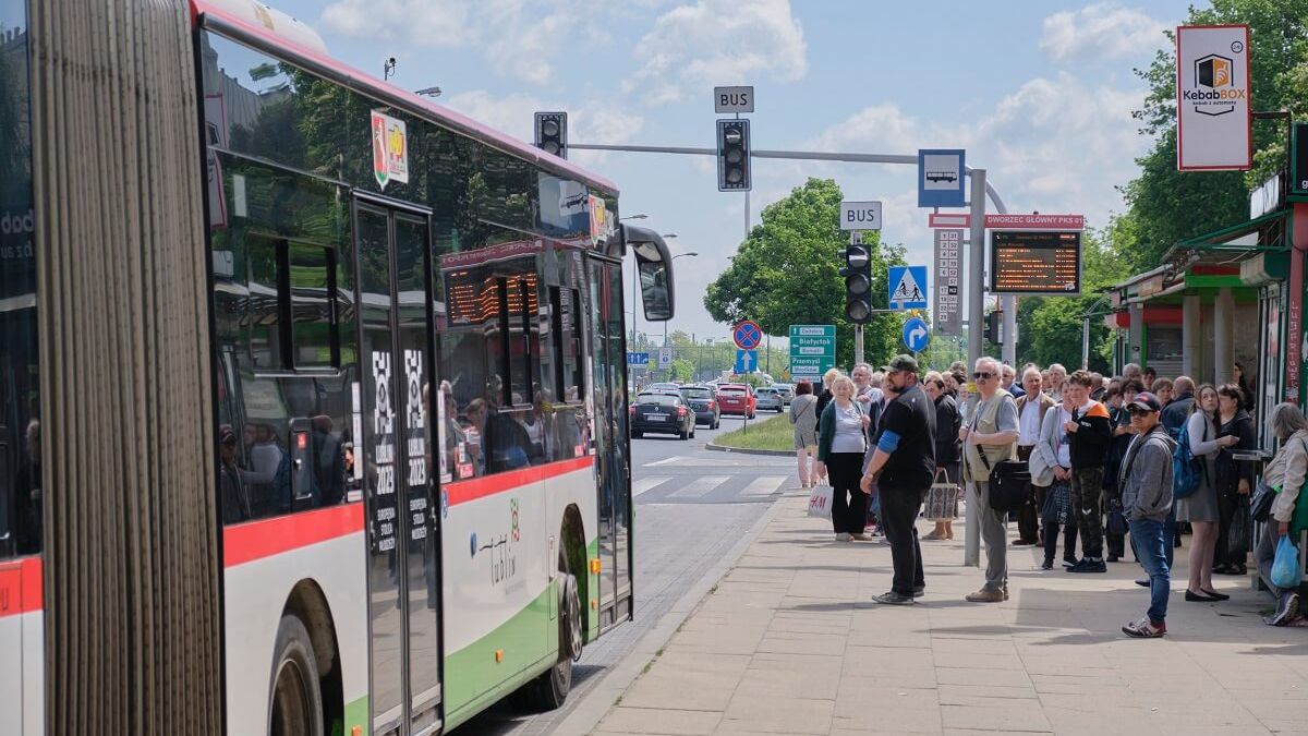 Trolejbus na przystanku Dworzec Główny PKS