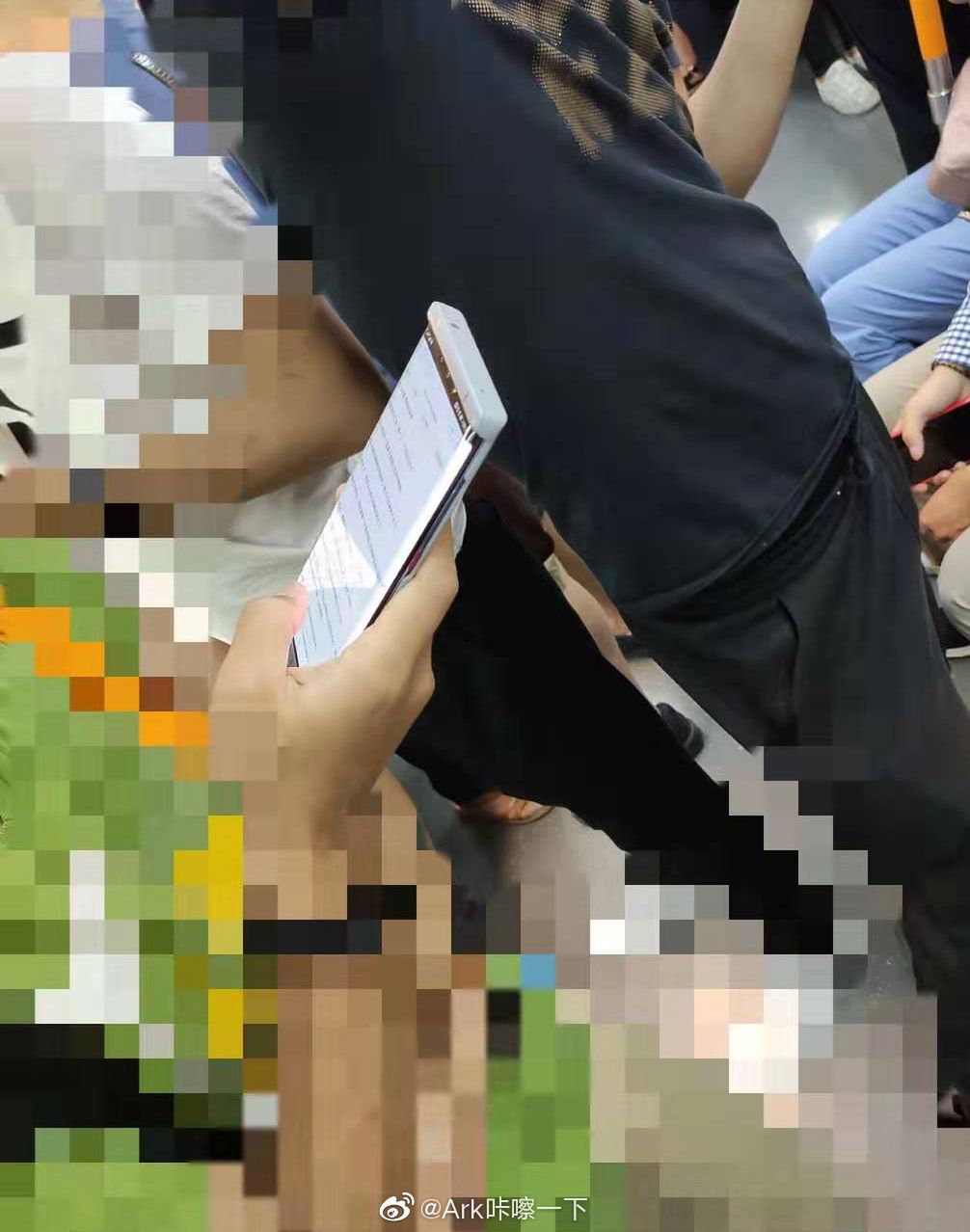 Huawei Mate 30 Pro przyłapany na zdjęciach. Ma mieć wodospadowy ekran [#wSkrócie] 2