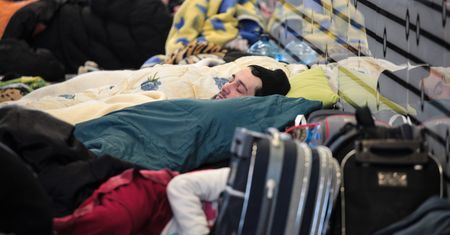 Wojna w Ukrainie: Warszawa Centralna przepełniona. Ludzie śpią na podłodze