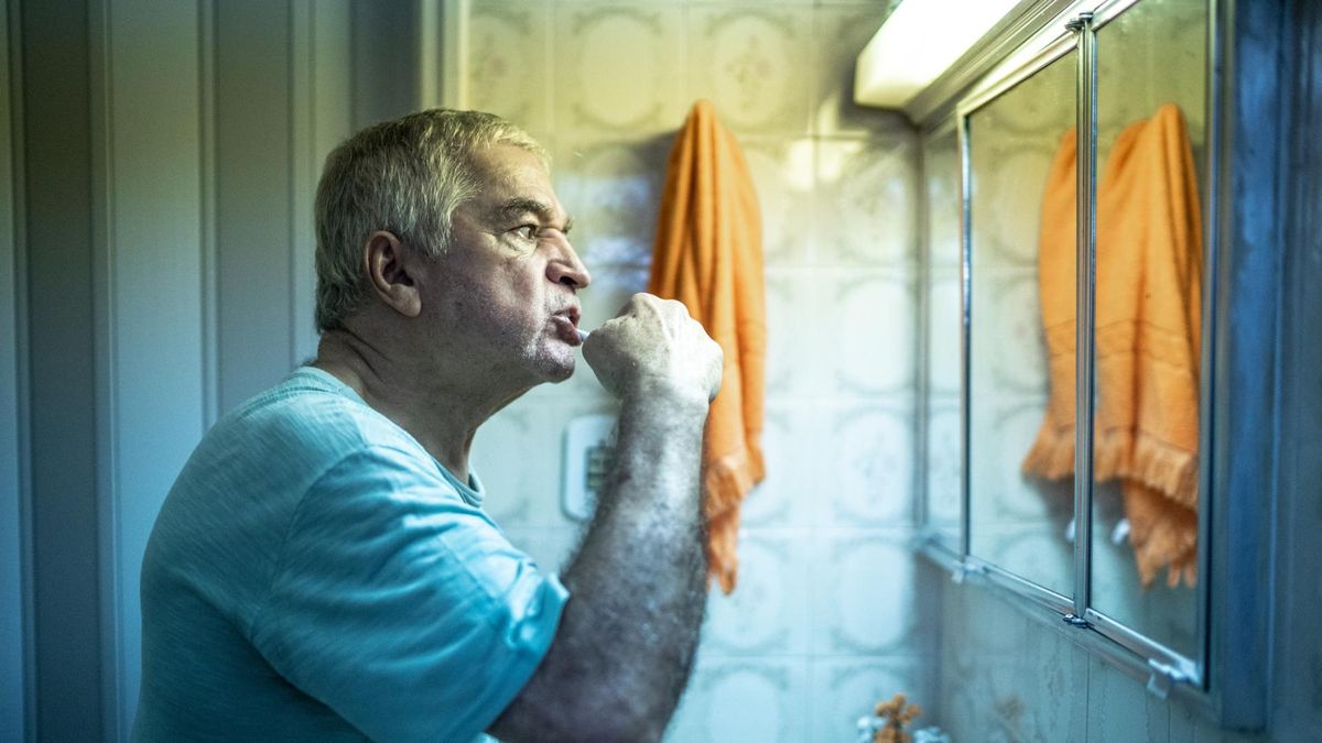 Klej do protez - duże ułatwienie dla osób starszych. Czy jest bezpieczny i jak go używać?