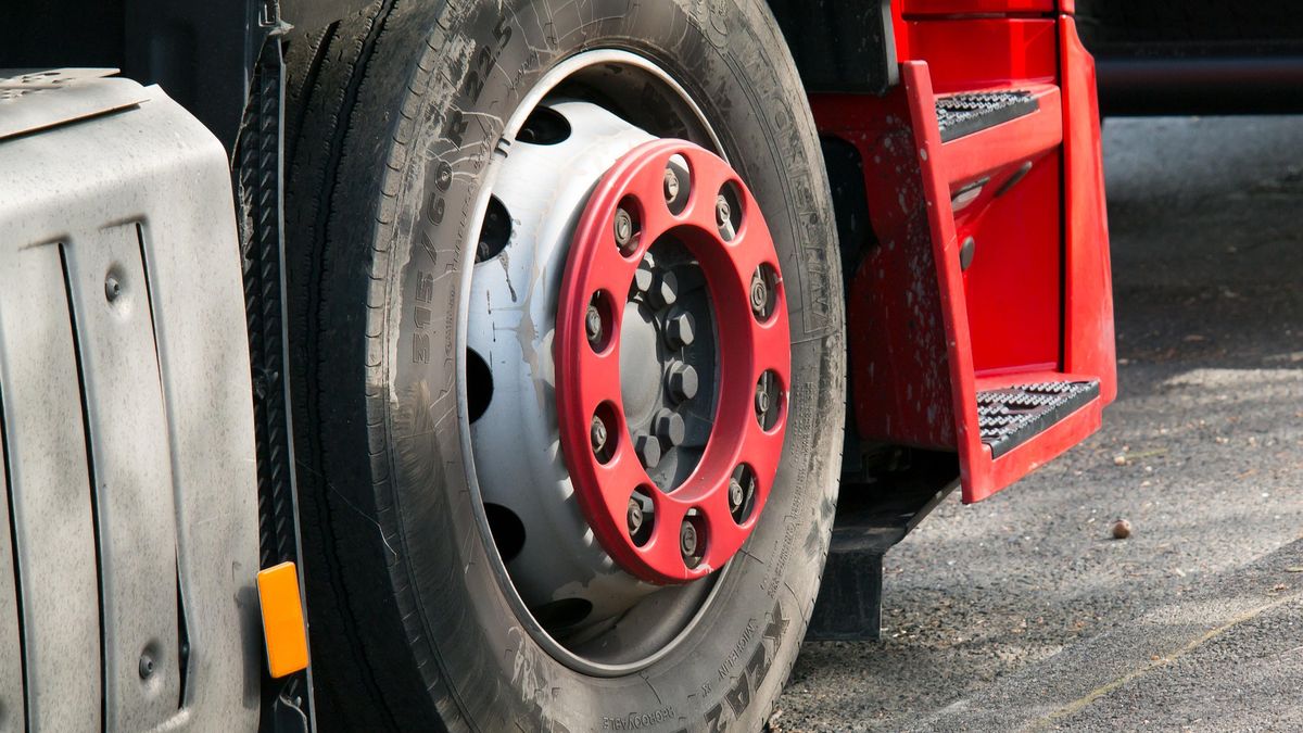 Mężczyzna zginął pod kołami tira 