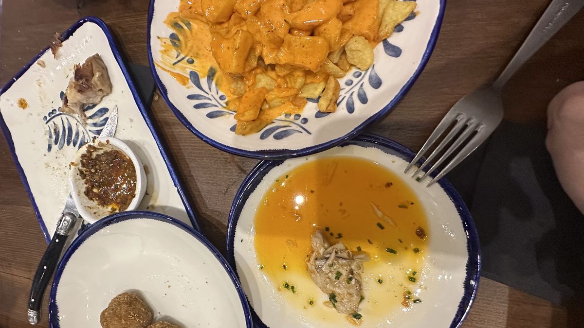 Bodega bar El Pimpi serwuje też m.in. różne warianty croquetas