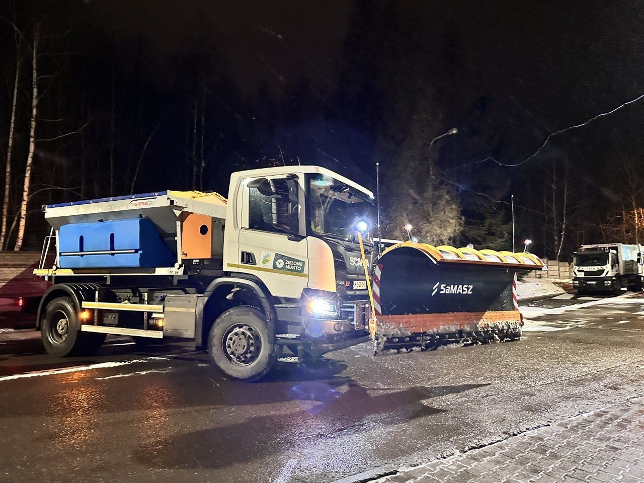 Pługosolarki MZUK-u od wczoraj solą ulice w Wałbrzychu