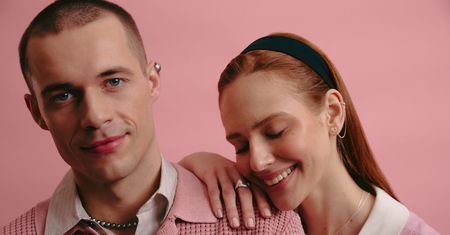Kolczyki srebrne na wiosnę - jak łączyć srebro z wiosennymi kolorami?