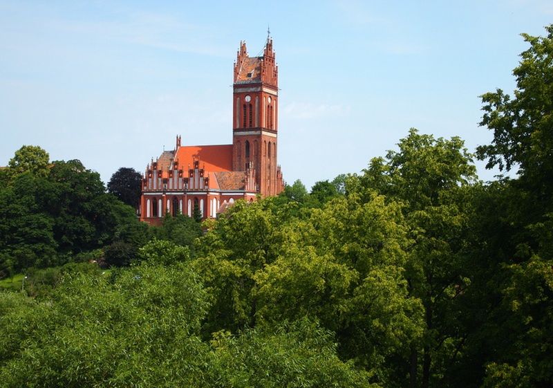 Kościół św. Piotra i Pawła góruje nad Pieniężnem