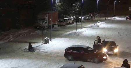 Kulig za samochodem. O tym zapomnieli. Nagranie z monitoringu