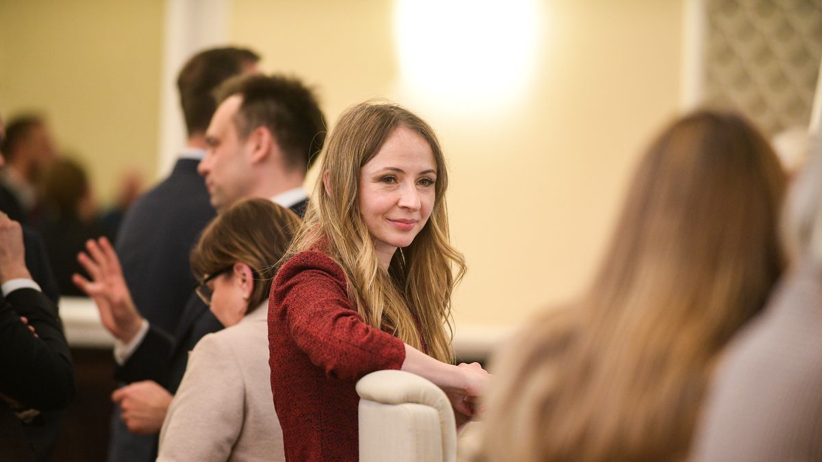 Warszawa, 02.04.2024. Minister rodziny i polityki społecznej Agnieszka Dziemianowicz-Bąk (C) przed posiedzeniem rządu w KPRM w Warszawie, 2 bm. Rząd zajmie się projektem ustawy o ochronie osób zgłaszających naruszenia prawa, czyli tzw. sygnalistów. Regulacja przewiduje, że sygnaliści będą mieli prawo do pełnego odszkodowania w razie dopuszczenia się wobec nich działań odwetowych. (sko) PAP/Marcin Obara