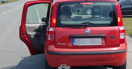 Jechała z otwartymi tylnymi drzwiami. Była pewna, że zepsuło jej się lusterko, bo nic nie widziała do tyłu