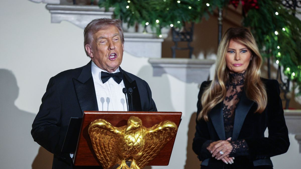 US President Donald J. Trump delivers remarks during the Congressional Ball at the White House
epa12586618 US President Donald J. Trump (L) and First Lady Melania Trump (R) attend the Congressional Ball in the Grand Foyer of the White House in Washington, DC, USA, 11 December 2025.  EPA/SHAWN THEW / POOL 
Dostawca: PAP/EPA.
SHAWN THEW / POOL
Ball, White House, US Politics