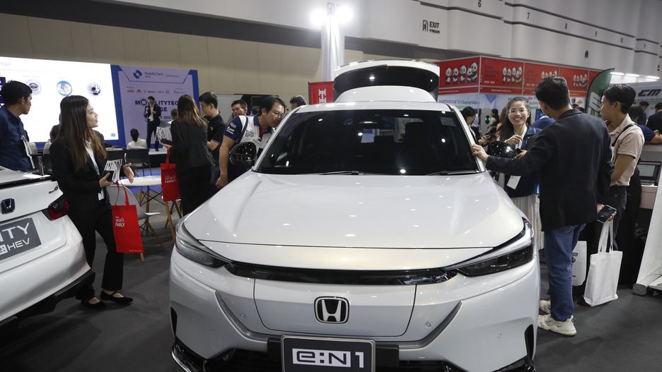 Visitors view Honda e:N1 electric cars on display at the Asia Sustainable Energy Week 2025 (ASEW 2025) in Bangkok, Thailand, 02 July 2025. The event, running from 02 to 04 July, will host renewable energy innovations and environmental technologies. International innovators, investors, technology experts, and firms from all sectors will exhibit their latest technologies, including smart energy solutions, clean energy vehicles, and energy transition initiatives aimed at decarbonizing the mobility ecosystem and achieving net zero greenhouse gas emissions. EPA/RUNGROJ YONGRIT Dostawca: PAP/EPA.