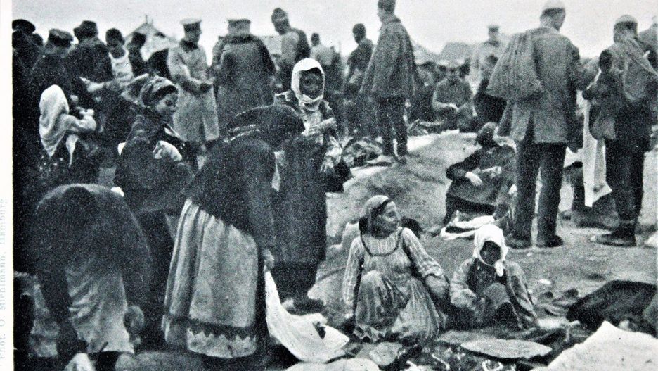 Niemiecka pocztówka z 1918 r. Na pierwszym planie siedzi prawdopodobnie romska kobieta i jej dziecko