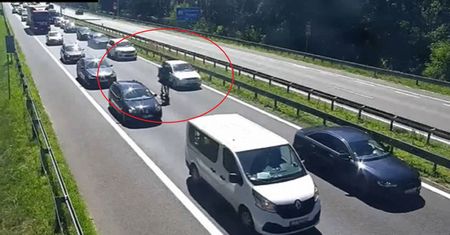 Miał dość stania w korku, wyszedł z auta. Szokujące nagranie z A6