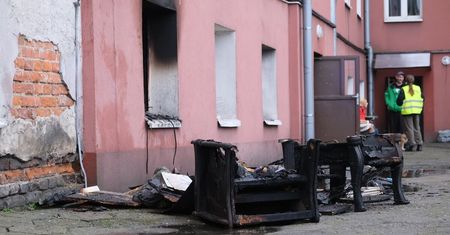 Poranny pożar w kamienicy obok dworca PKP w Lublinie. Mieszkanie tonęło w śmieciach, jedna osoba poszkodowana