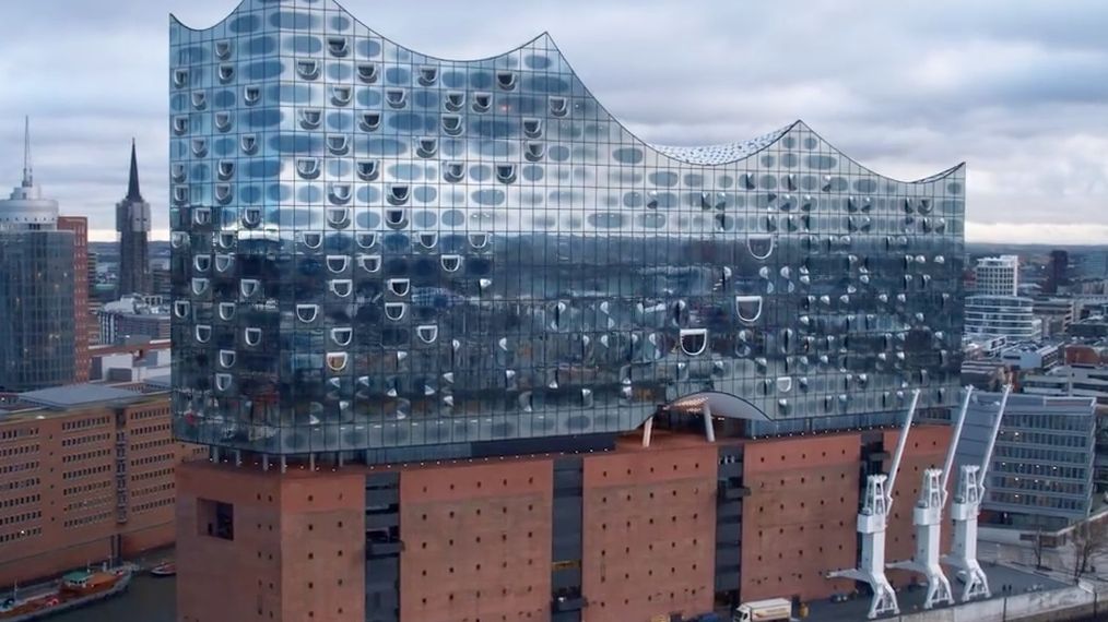 Dronem w podróż przez salę koncertową? Inspirujący przykład na kreatywny film 1