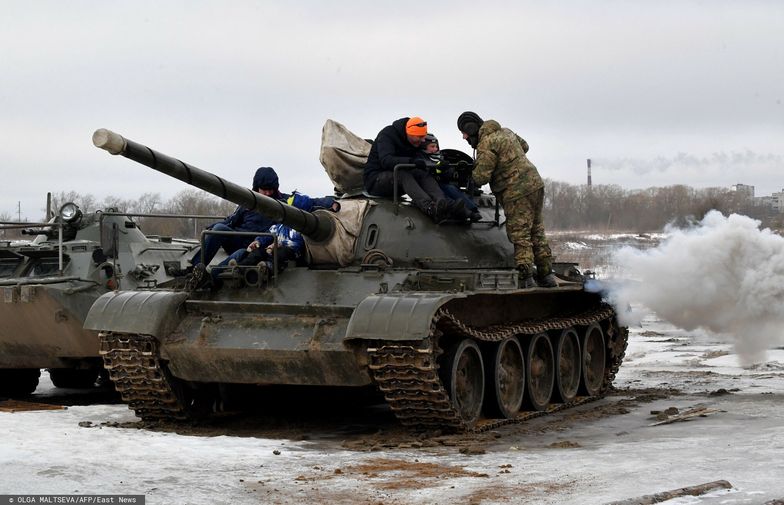 Rosja sięga głęboko do rezerw. Wysyła na front coraz starsze czołgi