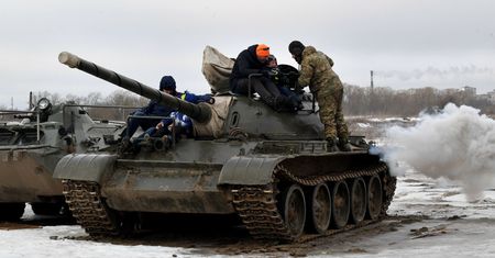 Rosja sięga głęboko do rezerw. Wysyła na front coraz starsze czołgi