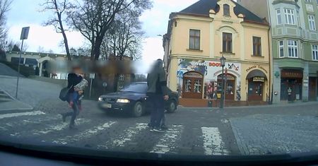 20-letni kierowca z Cieszyna omal nie potrącił kobiety z dzieckiem
